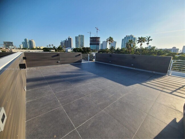 Building Photo - 825 Michigan Ave