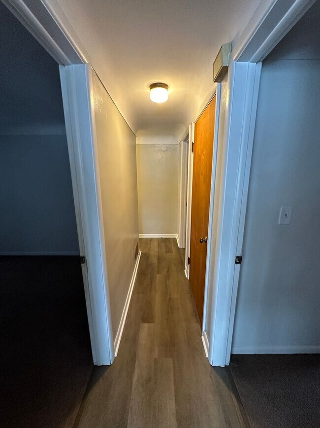 Building Photo - 1102 Napoleon Rd