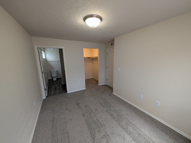 Building Photo - 1360 S Edgewater Cir