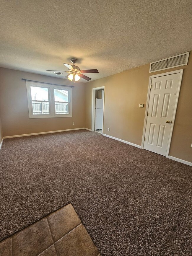 Building Photo - There is a $25 fee per application and eve...