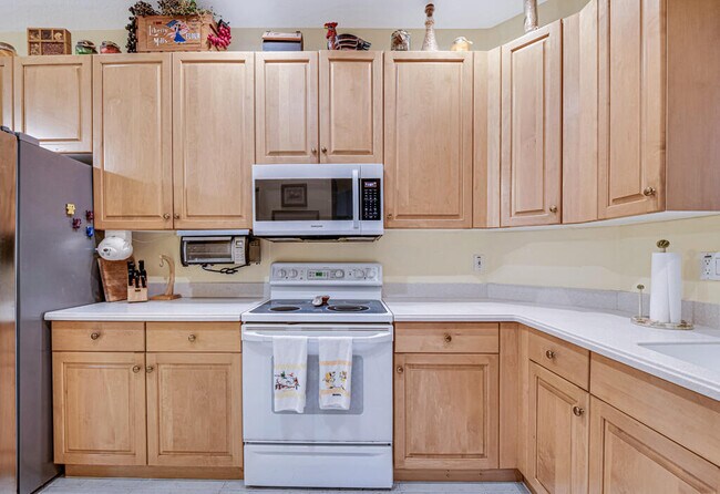 Building Photo - 9795 Crescent View Dr S