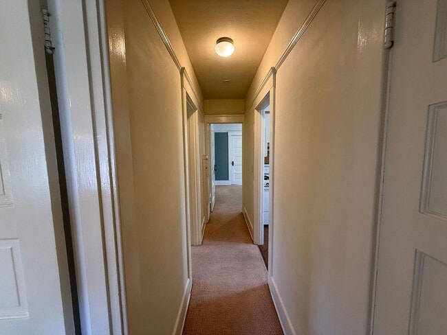 Building Photo - Fabulous Bankers Hill location 3 Bedroom Top-floor duplex unit