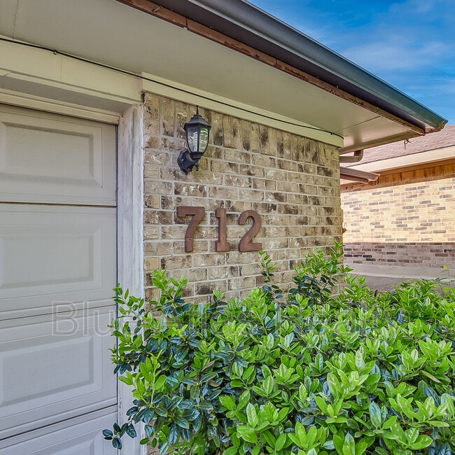 Building Photo - 712 Via Miramonte