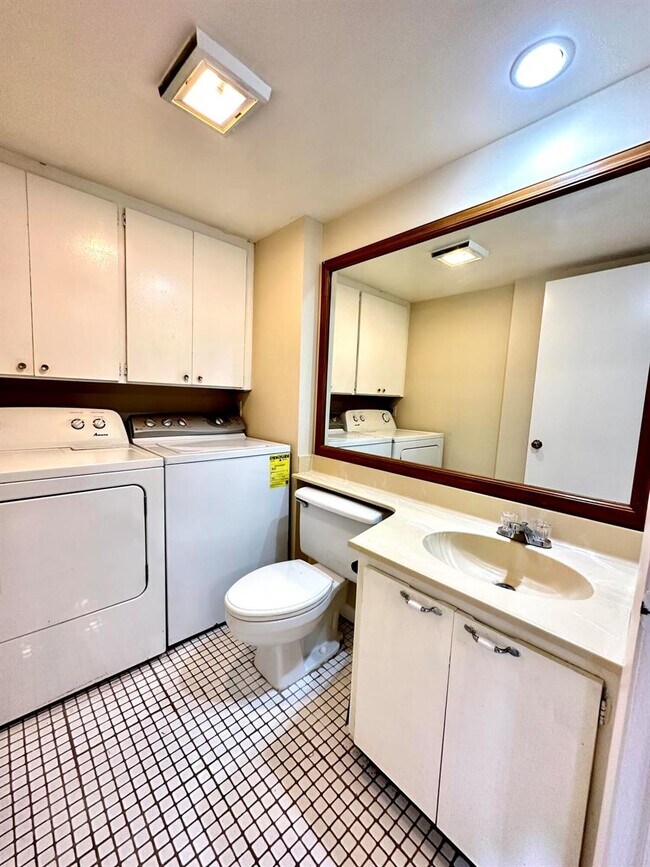 Building Photo - 805 8th Way