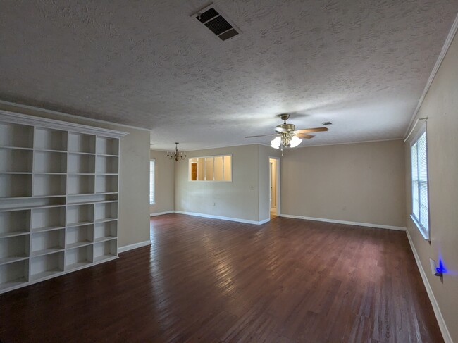 Building Photo - 813 McLemore Dr
