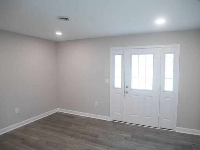 Building Photo - Charming Single-Family Home with Modern Up...