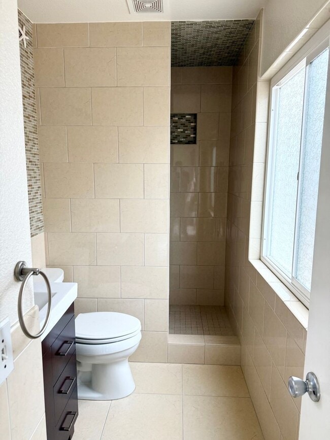 Building Photo - Beautiful Dog-Friendly Home in Oceanside