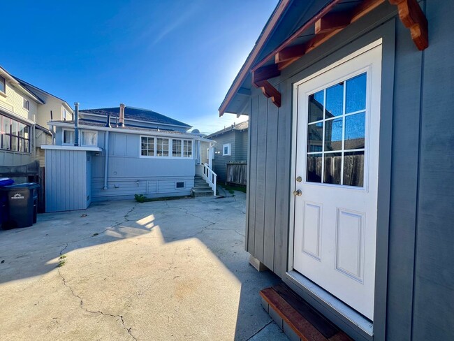 Building Photo - Charming 2 bedroom home in Pacific Grove!