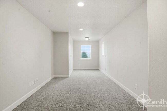 Building Photo - 15205 NE 102nd Way