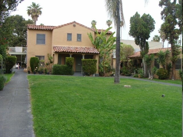 Building Photo - 5225 De Longpre Ave
