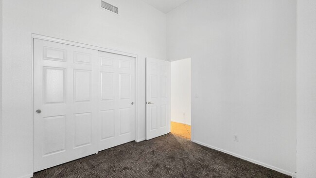 Building Photo - Clean and Cozy home in desirable area!