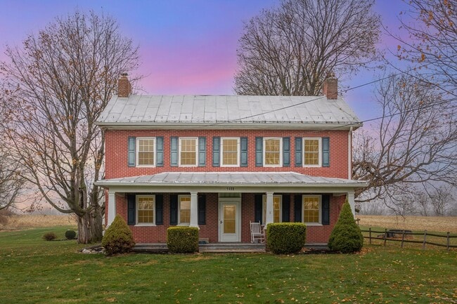 Building Photo - Beautiful updated 3/4 bedroom farmhouse