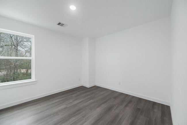 Building Photo - 1054 North Ln