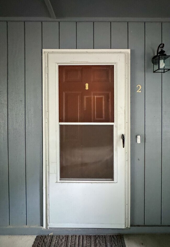 Building Photo - Cute 2 Bed 2 Bath Ground Level Condo with Community Pool