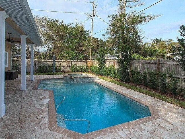 Building Photo - 2522 Chantilly Ave