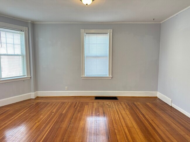 Building Photo - 10 Newport Terrace