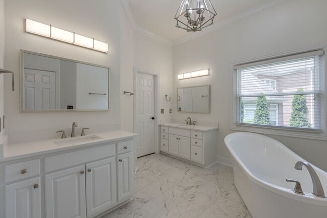 Building Photo - 4-Bed/4-Bath in Brentwood-- Walk to Kenros...