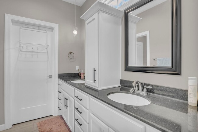Building Photo - 6315 Rockaway Dr