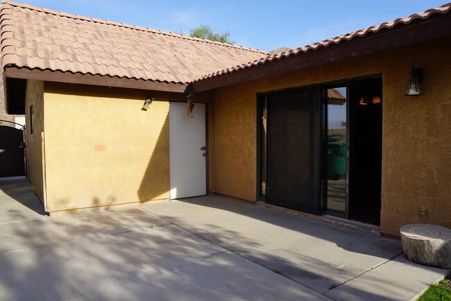 Building Photo - 53805 Avenida Martinez