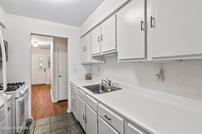 Building Photo - 110 Bowne Ct