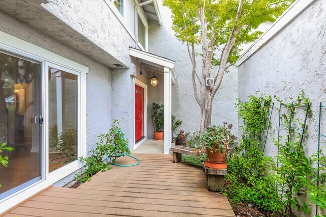 Building Photo - Available! Beautiful 3 Bedroom Townhome In Walnut Creek!