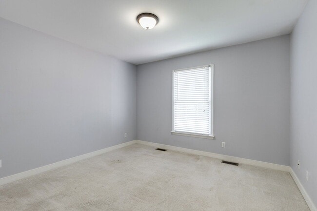 Building Photo - 1913 Castle Glen Dr