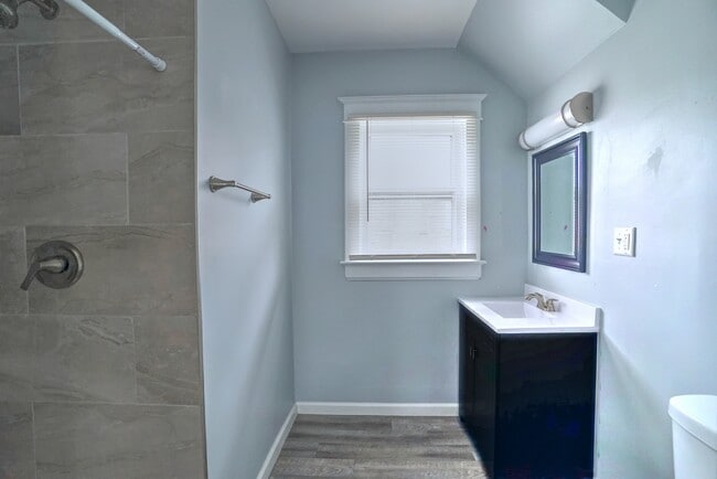 Building Photo - 415 E Lawrence St