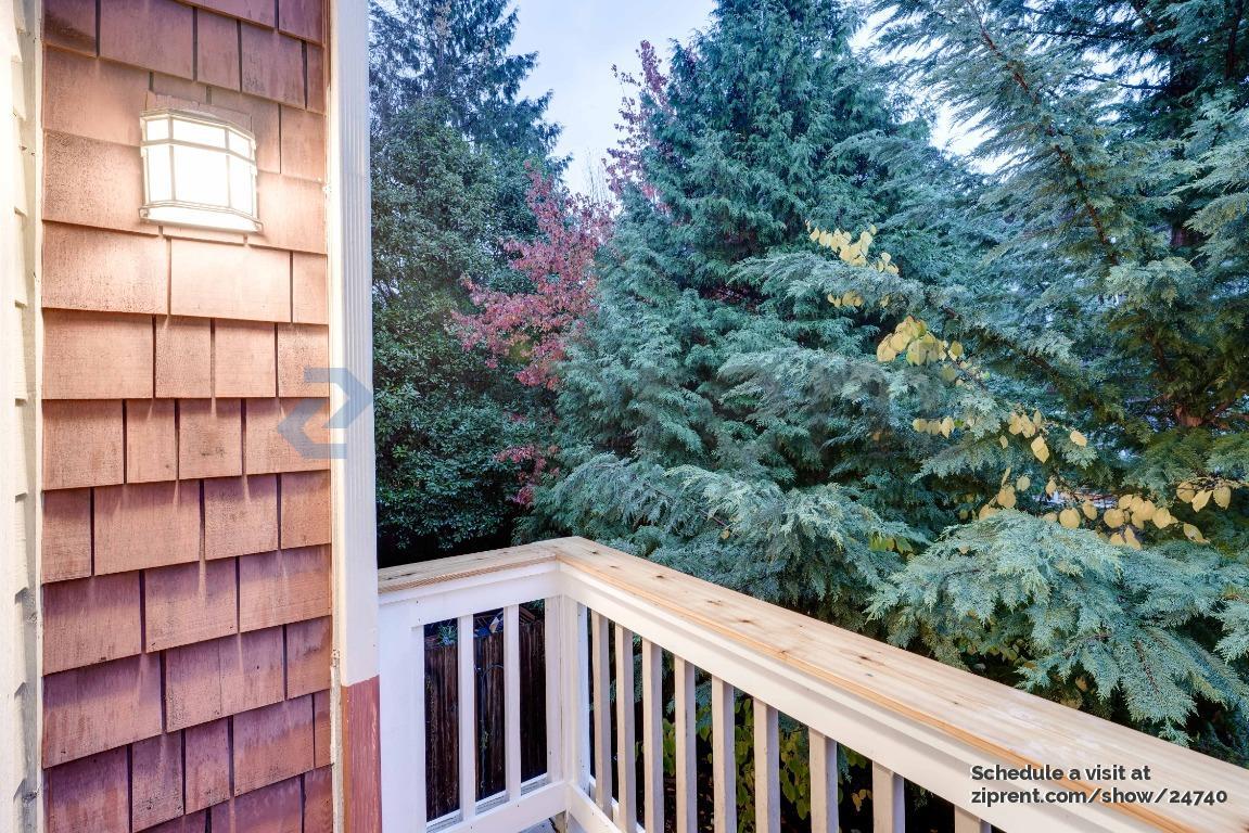 Building Photo - 9506 Interlake Ave N