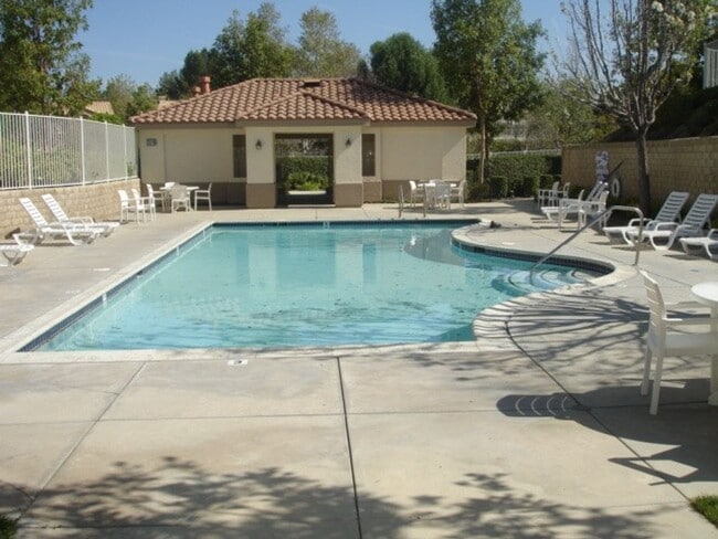 Building Photo - Charming 3-Bedroom Townhome with Dual Fireplaces and Pool Access in Stevenson Ranch!