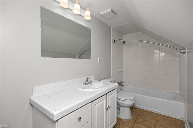 Building Photo - 3537 Buckingham St