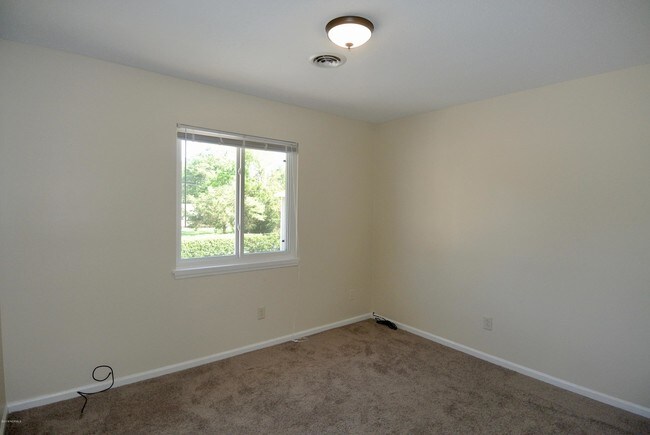 Building Photo - 1729 Elmwood Dr