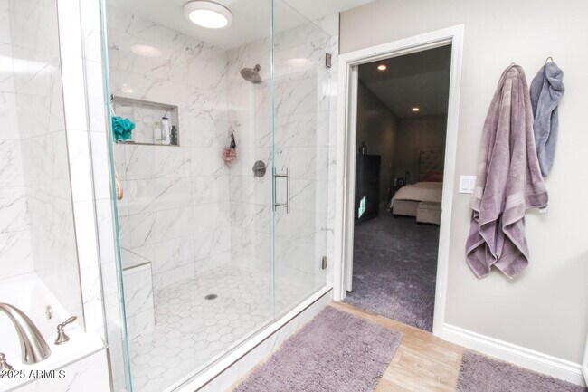 Building Photo - 907 E San Remo Ave