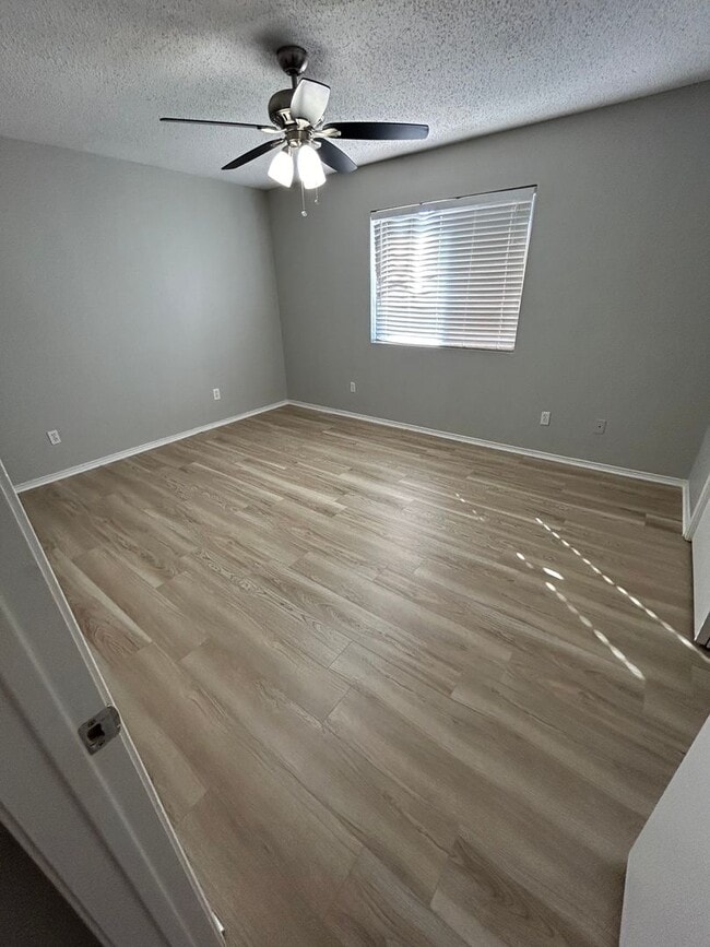 Building Photo - An unbeatable location that offers both convenience and luxury.