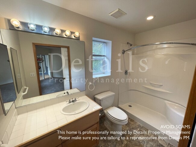 Building Photo - Nice Open Rambler in Secluded Central Kits...