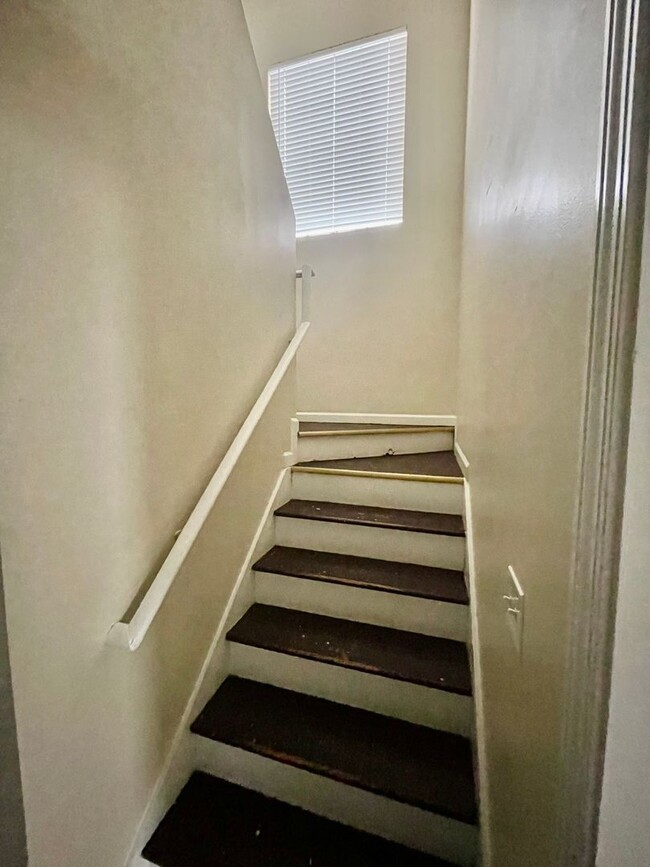 Building Photo - Must see 4 bedroom 2.5 bath townhouse with...