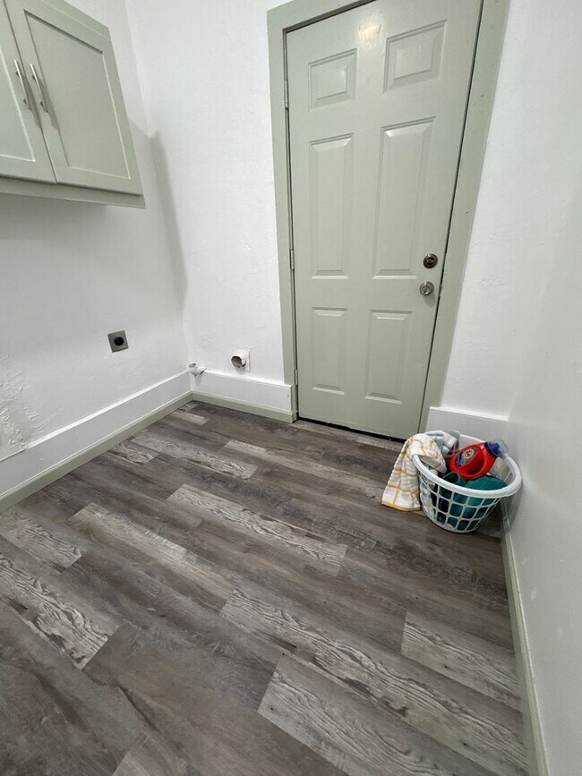 Building Photo - Completely remodeled 3 bed 1 & 1/2 bath ho...