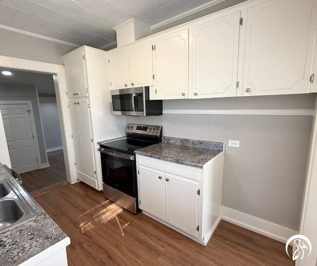 Building Photo - Spacious and Convenient