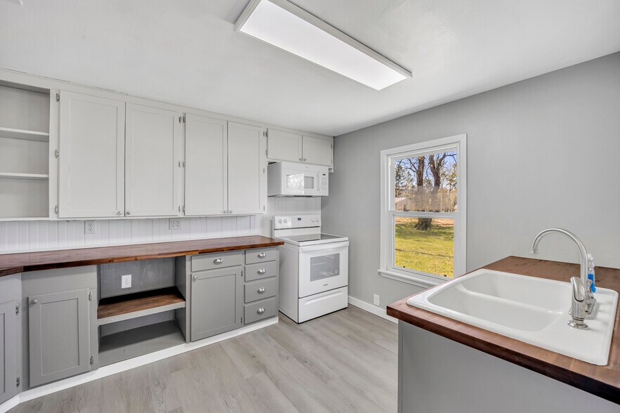 Building Photo - 4255 State Highway 323 W