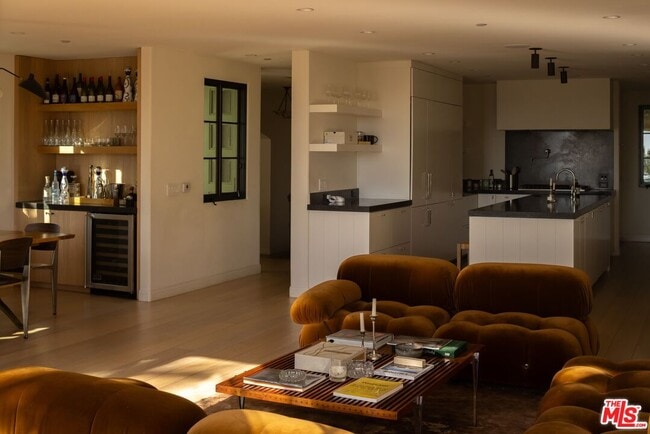 Building Photo - 1427 Kings Rd