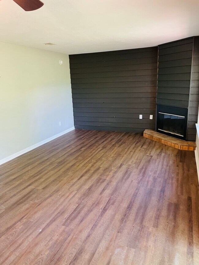 Building Photo - Spacious Duplex just north of I10 and Monroe