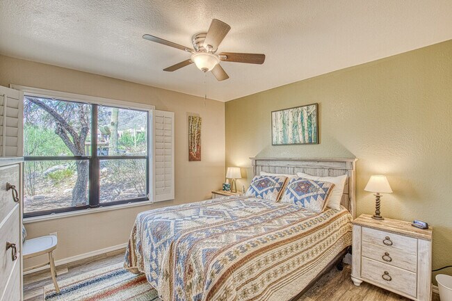 Building Photo - 6655 N Canyon Crest Dr