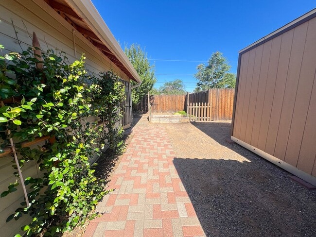 Building Photo - 626 S Park Cir