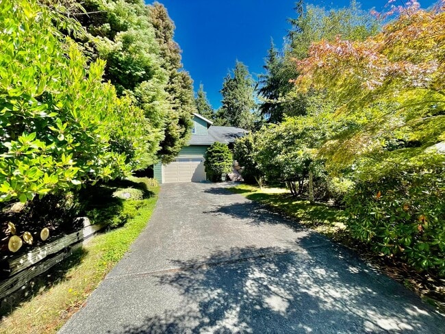 Building Photo - 3 Bedroom, 1 Bonus office/craft Room  and ...