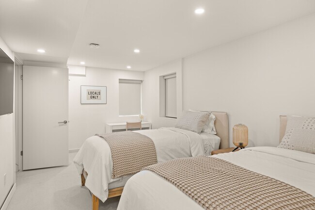 Building Photo - 814 W Bleeker St