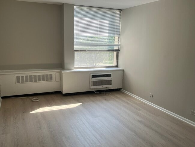 Building Photo - 1360 N Sandburg Terrace