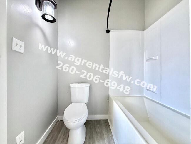 Building Photo - 1915 Ellen Ave