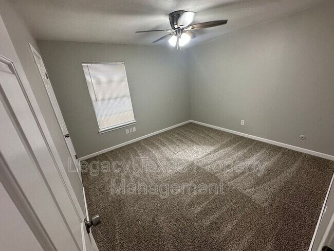 Building Photo - 1608 Sun Valley Dr