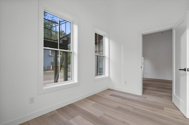 Building Photo - 308 Oak St