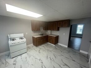 Building Photo - 185 Marion St