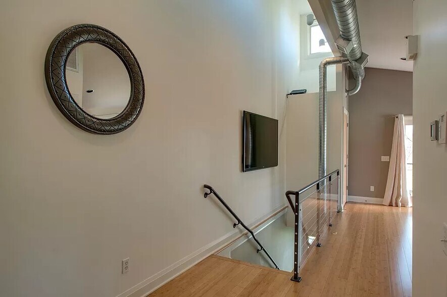 Building Photo - 324 Van Buren St